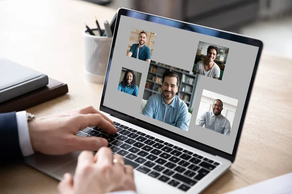 Masculino empregado tem webcam conferência com diversos colegas — Fotografia de Stock