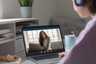 Genç kızın evde bilgisayar dersi var.