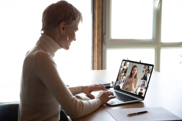 Une employée a une conférence webcam avec divers collègues — Photo