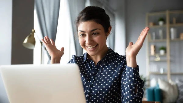 Jovem indiana exultante estudante passou exame online . — Fotografia de Stock