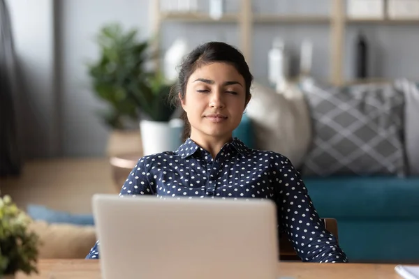 Feliz milenial pacífica chica india apoyada en la silla, descansando . — Foto de Stock