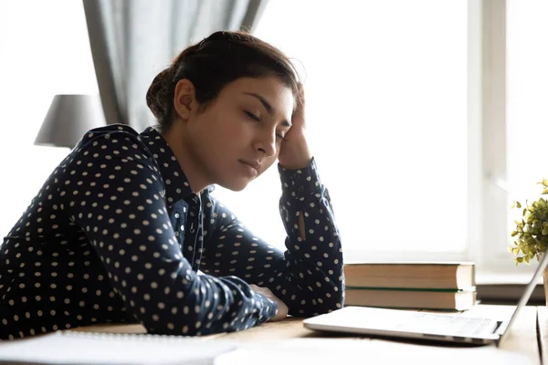 Cansado exceso de trabajo milenial hindú mujer durmiendo descansando . —  Fotos de Stock