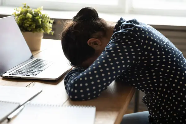 Utmattad tonåring flicka student somnar vid skrivbordet — Stockfoto