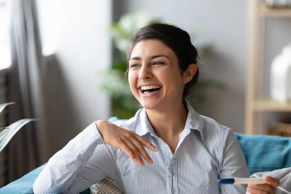 Happy laughing millennial hindu girl excited to get pregnant. — Stock Photo, Image