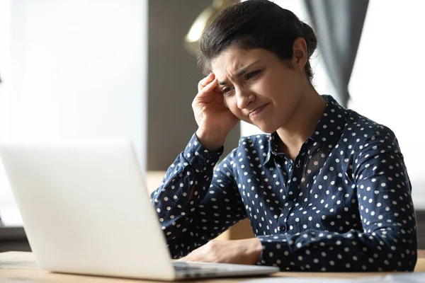 Överbelastning ung indian flicka student, lider av huvudvärk. — Stockfoto