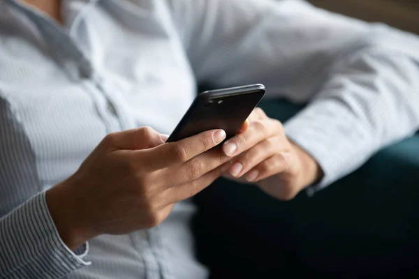 Fechar o foco no smartphone em mãos femininas . — Fotografia de Stock