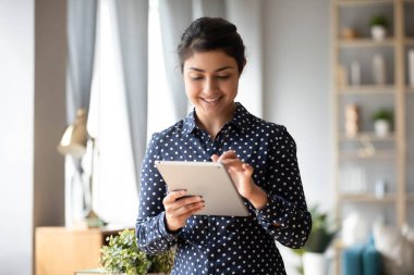 Gülümseyen sevimli Hintli genç kız internette sörf yapıyor..