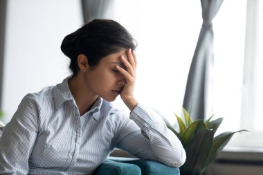 Mutsuz, binlerce yıllık Hint kökenli kadının ellerinde yüzünü sakladığını vurguladı..