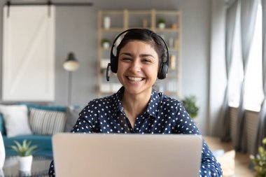 Mutlu Hintli kadın profesyonel öğretmen müşteriyi internetten eğitiyor..