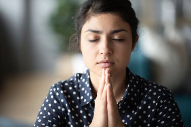 Hindu öğrenci el ele tutuşup, şans getirmesi için Tanrı 'ya dua ediyor..