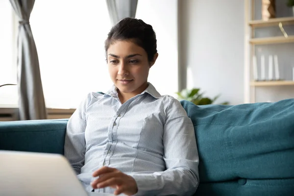 Jovem mulher indiana freelancer trabalhando remotamente de casa . — Fotografia de Stock