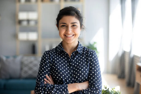 Confident smiling millennial indian woman standing with folded arms. — Stock Photo, Image