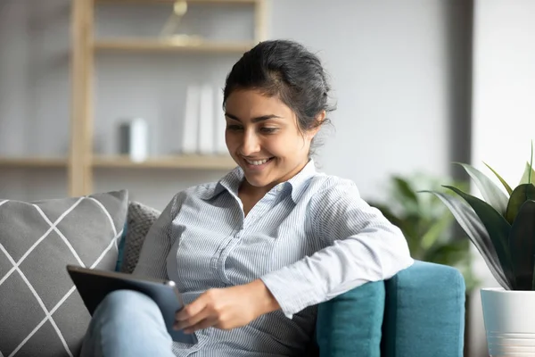 Gelukkig mooi millennial hindoe meisje lezen elektronisch boek. — Stockfoto