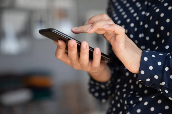 Verslaafd aan technologie millennial meisje met behulp van smartphone. — Stockfoto