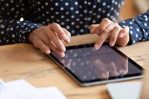 Indische Frau tippt Nachricht in Großaufnahme auf Tablet. — Stockfoto