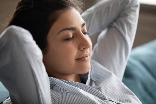 Mindful jonge hindoe vrouw slapen, ontspannen met gesloten ogen. — Stockfoto