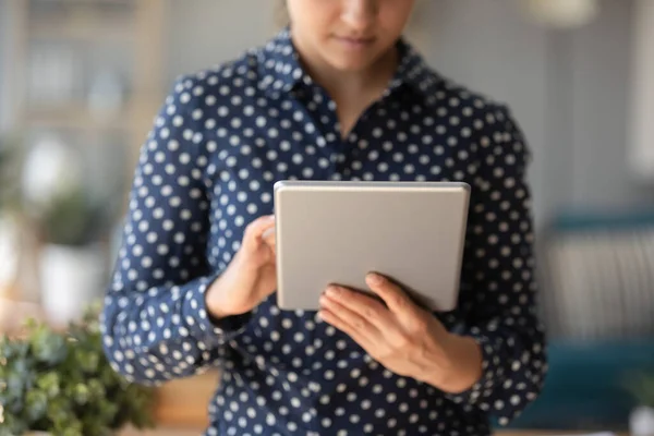 Koncentrovaná mladá indická dívka používající digitální počítačový tablet. — Stock fotografie