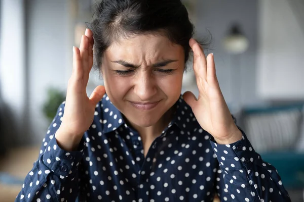 Ινδή γυναίκα που υποφέρει από έντονο πονοκέφαλο ή δυνατούς θορύβους. — Φωτογραφία Αρχείου