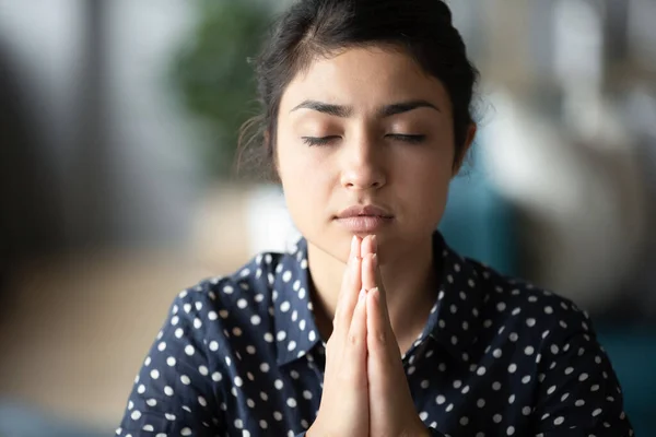 Étudiante hindoue pliant les mains, priant dieu pour la bonne chance . — Photo