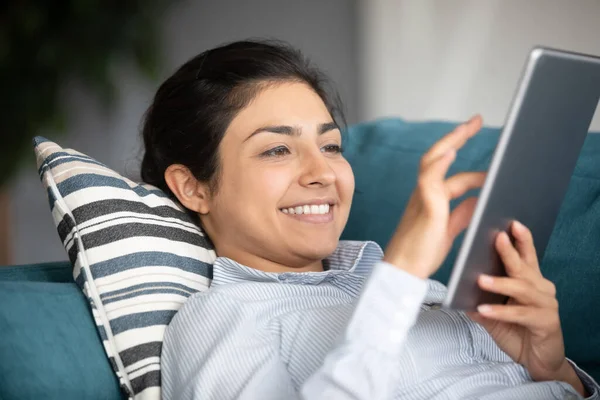Happy millennial indische vrouw genieten van web surfen online winkelen. — Stockfoto