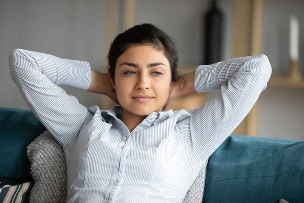 Bastante joven chica india relajarse en el sofá en la sala de estar . — Foto de Stock