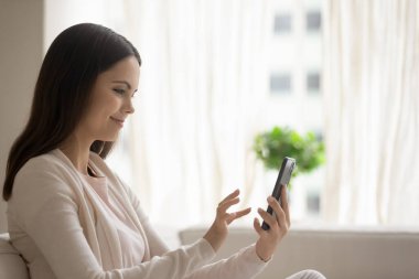 Milenyum kızı akıllı telefon zımbırtısıyla selfie çekiyor.