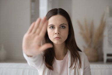 Genç bayan ayrımcılığa karşı yapılan protestoları durdurun.