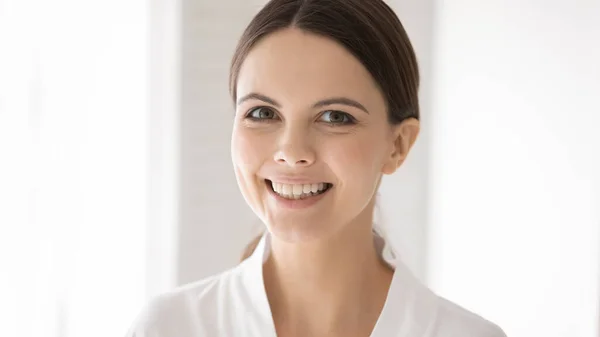 Porträtt av leende ung kvinna med frisk glödande hud — Stockfoto