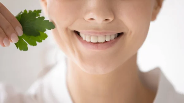 Close up of smiling woman recommend chewing parsley — Stock Photo, Image