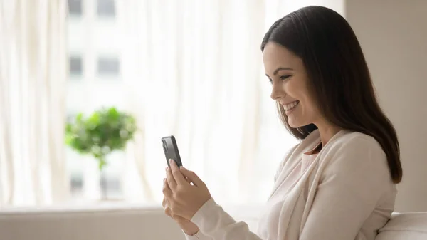 Lächelndes Millennial-Mädchen hat Videoanruf auf Handy — Stockfoto