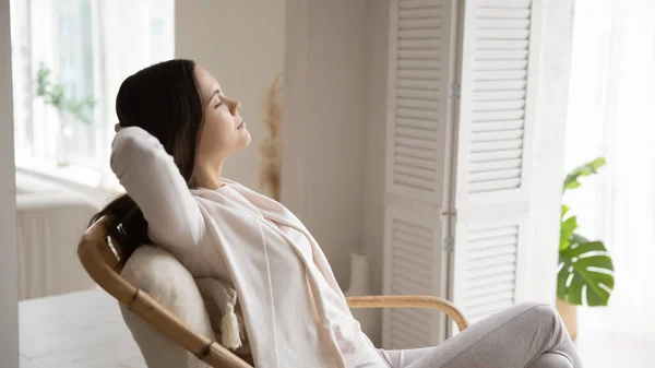 Chica tranquila relajarse en sillón tomar la siesta —  Fotos de Stock