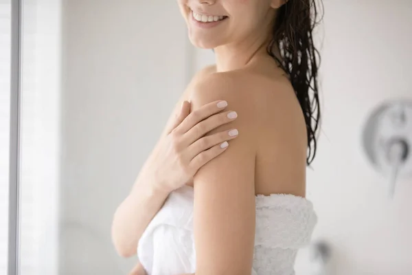 Close up of woman touch healthy soft skin after shower — Stock Photo, Image