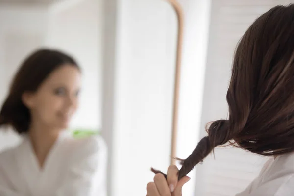 Close-up van de vrouw demonstreren dikke gezond haar — Stockfoto