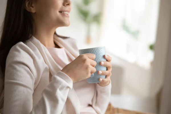 Close up de menina desfrutar de manhã com xícara de café — Fotografia de Stock