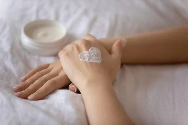 Close-up van de vrouw van toepassing hydraterende crème op handen — Stockfoto