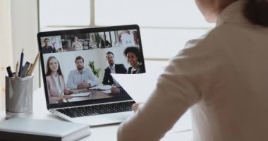 İş kadını video konferansı çeşitli ofis ekiplerini web kamerasıyla arıyor