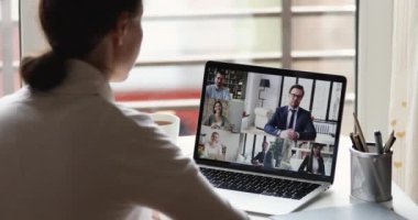 Ev video konferansında çalışan kadın ofis çalışanı iş adamları grubuyla toplantı yapıyor.
