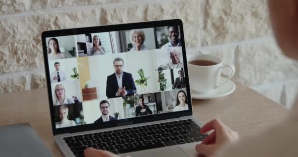 Afstandswerker video conferencing collega 's team deelnemende virtuele vergadering — Stockvideo