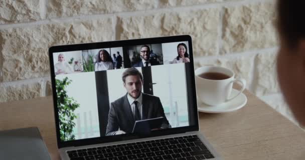 Over schouder uitzicht van zakenvrouw videoconferentie bellen collega 's team — Stockvideo