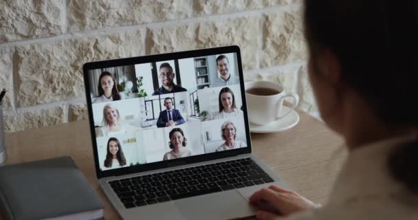 Vue d'épaule de l'employé communiquant avec l'équipe par webcam — Video