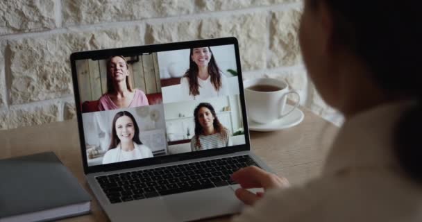 Amigos a distancia charlando por videollamada usando la aplicación de videoconferencia de computadora — Vídeos de Stock