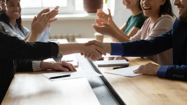 Närbild kvinnlig ledare och affärsman skakar hand grattis. — Stockfoto