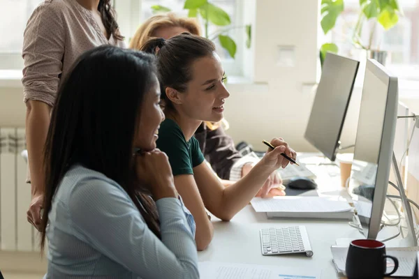 Diverse gelukkige zakenvrouwen denken in onderhandelingen op zoek naar computerscherm. — Stockfoto