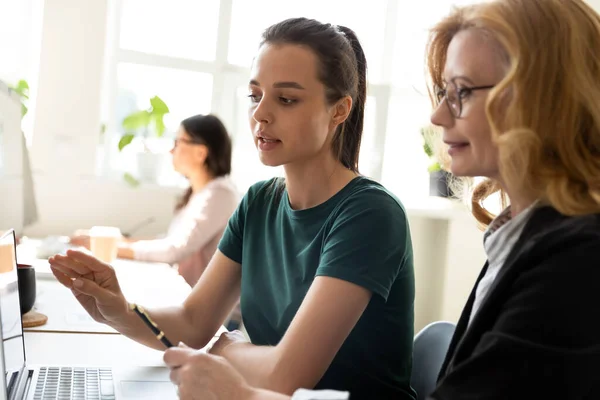 Junge seriöse Geschäftsfrau präsentiert Projekt mit Laptop als Coach. — Stockfoto