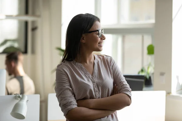 Close-up gelukkig aantrekkelijk vrouw kruising handen dromen van de toekomst. — Stockfoto