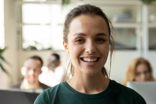 Nahaufnahme Kopfschuss Portraitbild der glücklichen attraktiven jungen Geschäftsfrau. — Stockfoto