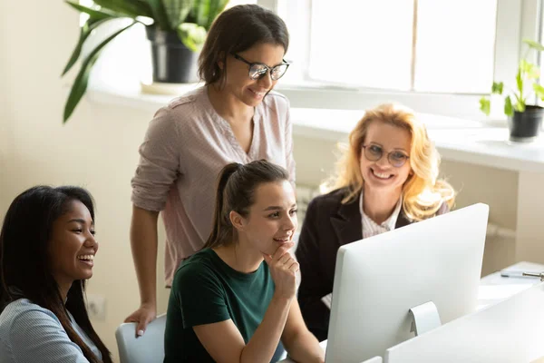 交渉を考えている4人の多様なビジネス女性がコンピュータ画面を見て. — ストック写真