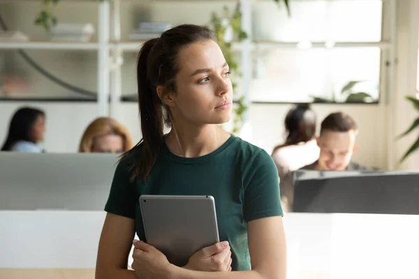 Close-up zelfverzekerde aantrekkelijke vrouw holding tablet dromen van de toekomst. — Stockfoto