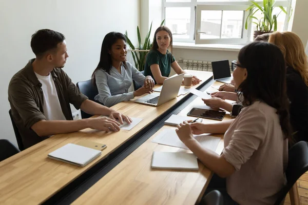 Mentora afroamericana empresaria lleva a cabo coaching en la sala de juntas utilizando portátil . — Foto de Stock