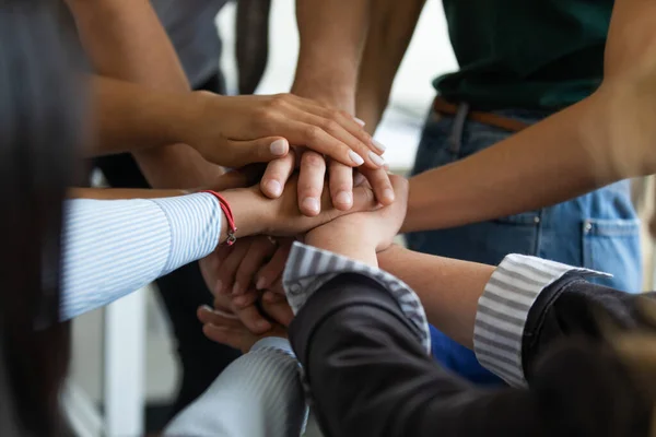 Primer plano multirracial gente de negocios poniendo las manos juntas, mostrando apoyo . — Foto de Stock